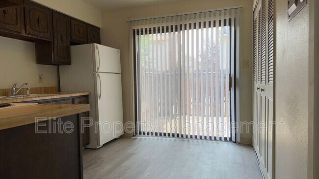 Photo - 25 Royal Crest Dr