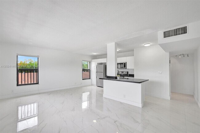 Building Photo - 2324 S Cypress Bend Dr Unit 2354