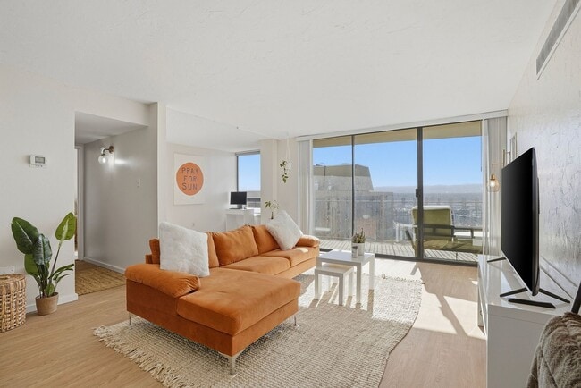 Building Photo - 35th Floor Downtown Denver Condo | 1 Bed | Private Balcony | Mountain Views Unit 35N