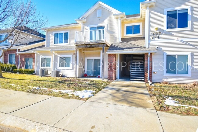 Building Photo - 2 Bedroom 2 Bath Condo w/ Garage on the gr... Unit 2