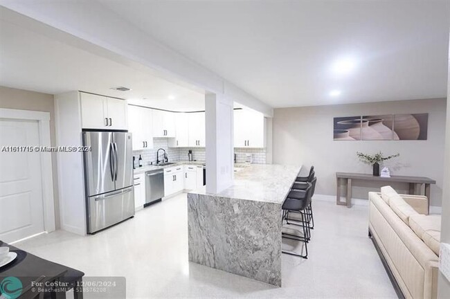 Building Photo - 461 SE 1st Ave Unit 2 Rental