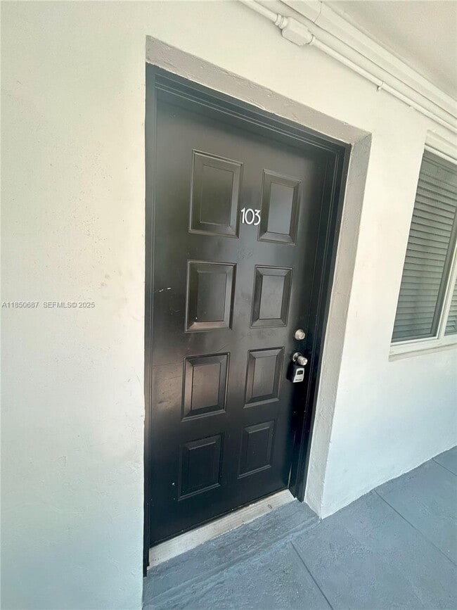 Building Photo - 5814 NE 4th Ct Unit 103