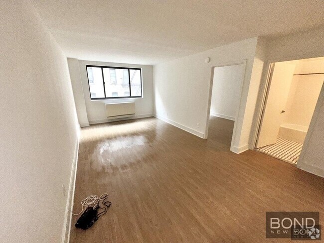 Building Photo - 323 W 96th St Unit TH110 Rental