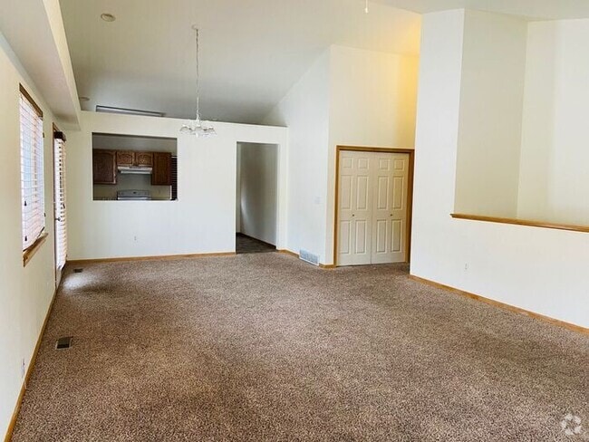 Building Photo - 4 Bedroom, 3 Bath Ranch Style Home with 2 ...