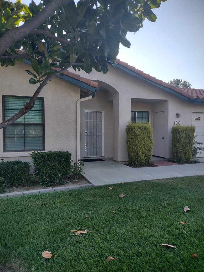 Building Photo - 1061 Mountain View Dr Rental
