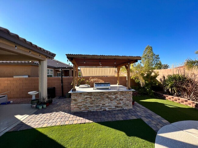 Photo - 1 Story 4Bed Pool Built in BBQ