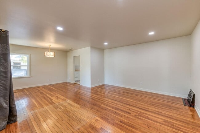 Photo - 632 E Ramona Way