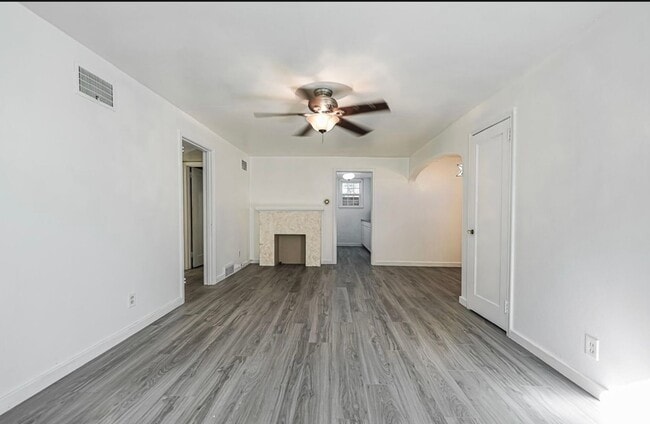 Photo - 915 E Ave E Unit 915 East Avenue E