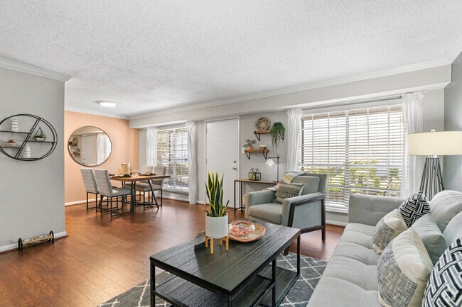 1BR, 1BA - 768SF - Living Room - The Abbey at Briargrove Park Rental