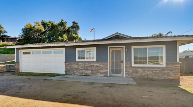 Building Photo - Move in today