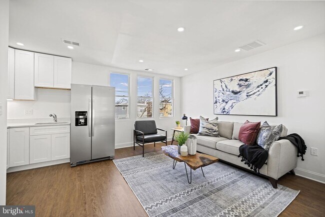 Photo - 211 Webster St NE