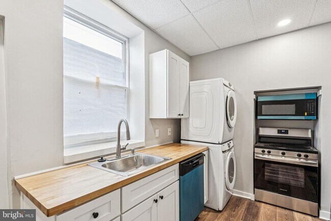 Photo - 2553 E Somerset St