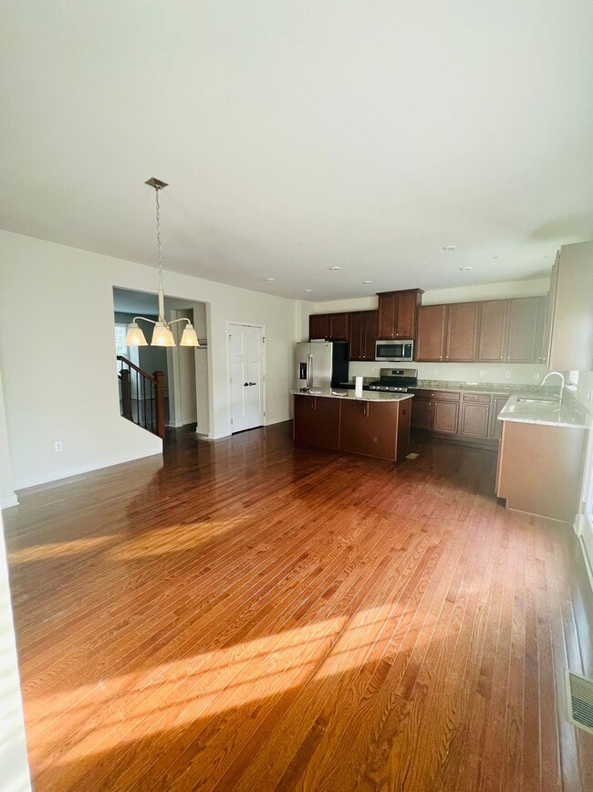 Photo - 1303 Samuel Dr