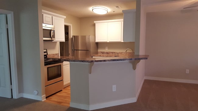 Signature Champlain- Cocina - Woodlake Village-Waterpointe Apartments