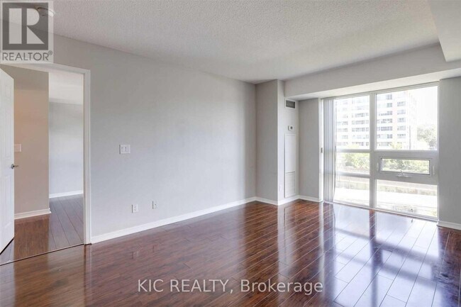 Photo - 3 Michael Power Pl Unité 207