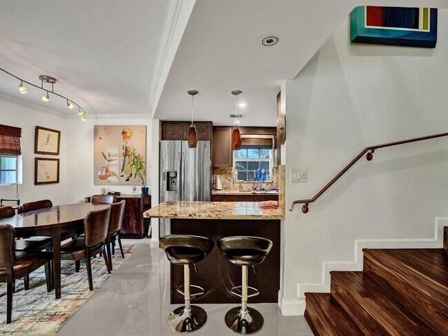 Photo - 814 SE 13th St Unit 4