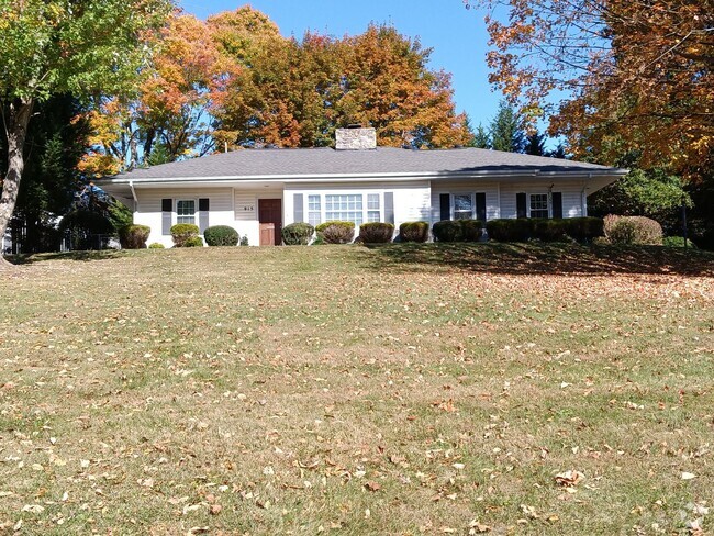 Building Photo - 4 Bedroom / 2 Bath Home Johnson City TN