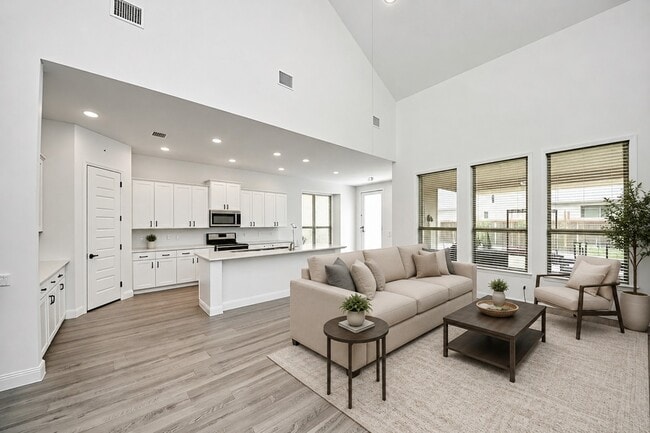 Photo - 606 Round Lake Dr
