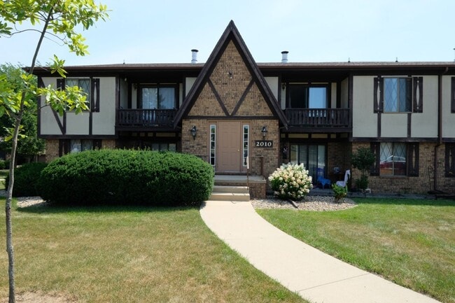 Building Photo - Full Featured Upper 2 Bed, 2 Bath, Garage and Pool Unit 2010 #3
