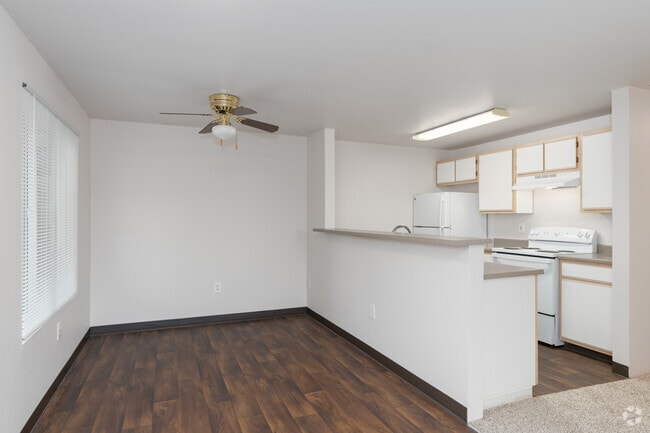 2BR, 2BA - 875SF - Dining Room - Bethany Meadows