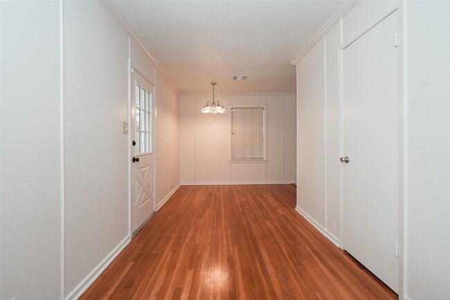Building Photo - 9519 Val Verde St