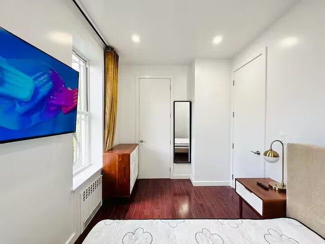 Photo - Crown Heights Room, HDTV, 24 min to Manhattan #537 Unit 2R