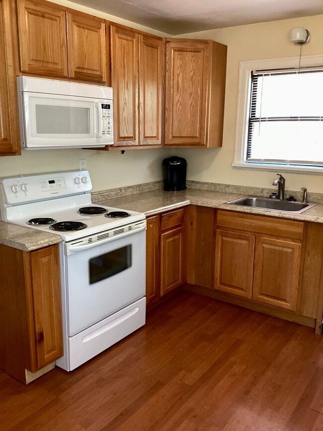 Building Photo - Partially furnished 4 bed 2 bath home