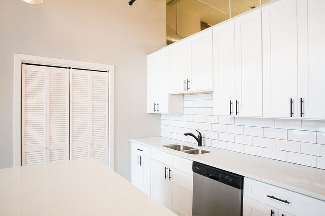 Photo - 4439 W Fullerton Ave Unidad SF