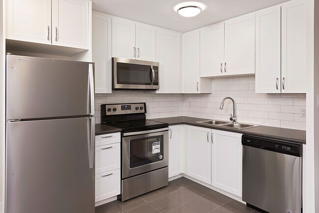 Photo - 1636 Gerrard Street East