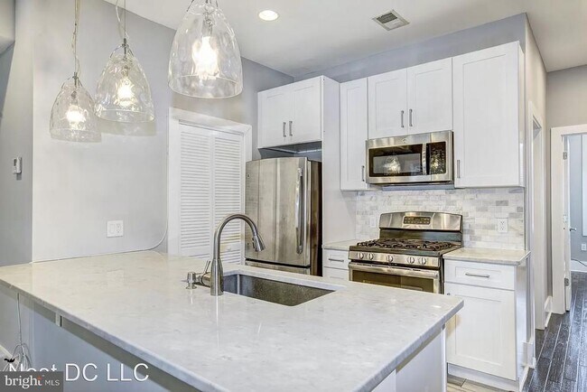 Building Photo - 1220 19th St NE Unit 2A