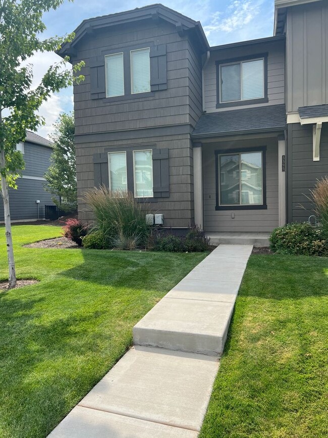 Building Photo - Gorgeous townhome in SW Redmond!