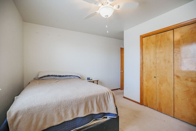 Building Photo - Spacious 3 Bedroom 2 bath with Solar Panels