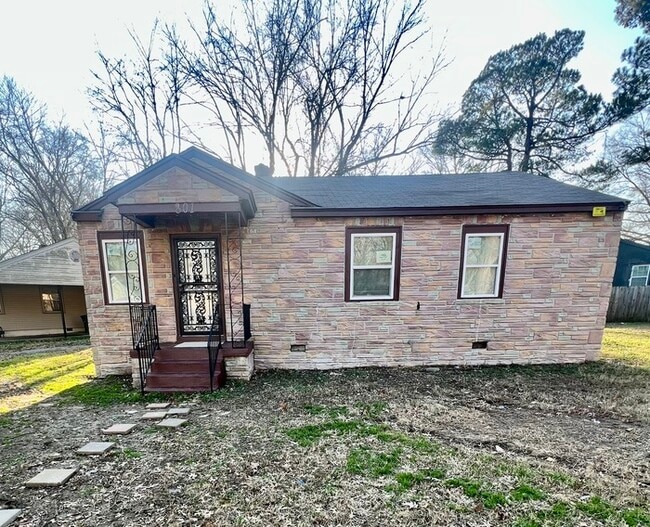 Building Photo - Newly Renovated Home