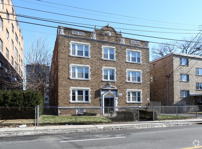 184 Sigourney St