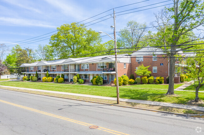 Rolling Gardens Apartment Homes - Mahwah, NJ | ForRent.com