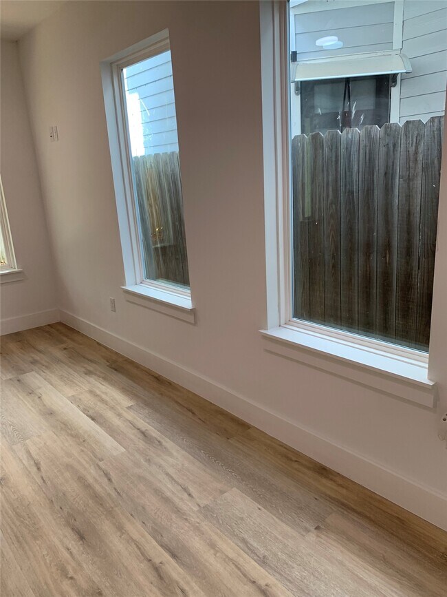 Photo - 9026 Scott St