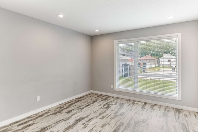 Photo - 11512-11587 87 St NW