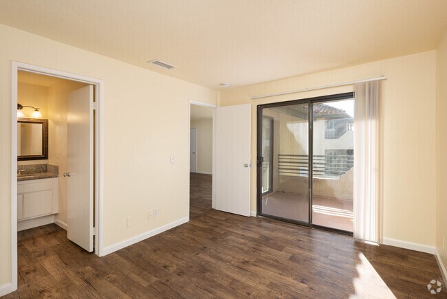 2 BR, 2 BA - 1000SF