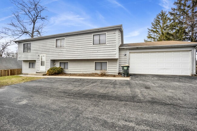 Building Photo - 205 W Winchester Rd Rental