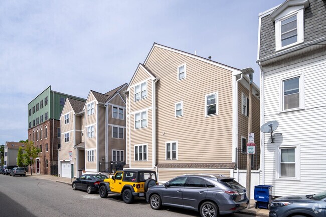 122-136 W 7th Street se encuentra en el sur de Boston. - Tudor Commons