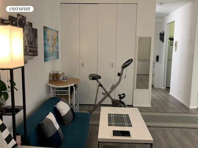 Photo - 350 W 50th St