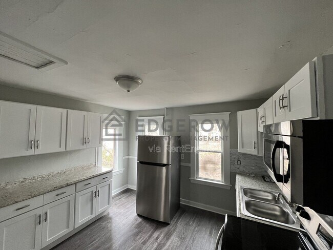 Photo - 815 Logan St SE