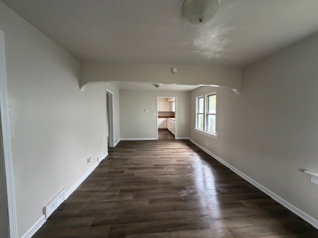 Photo - 208 S Bendix Dr