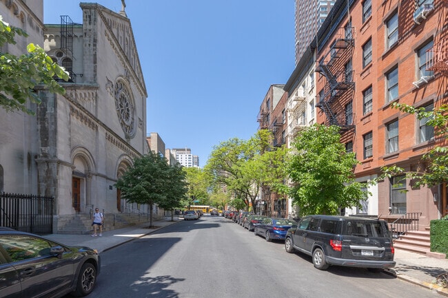 Photo - 403 E 87th St