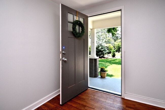 Photo - Charming 3/2.5 House with Lawn Care included!