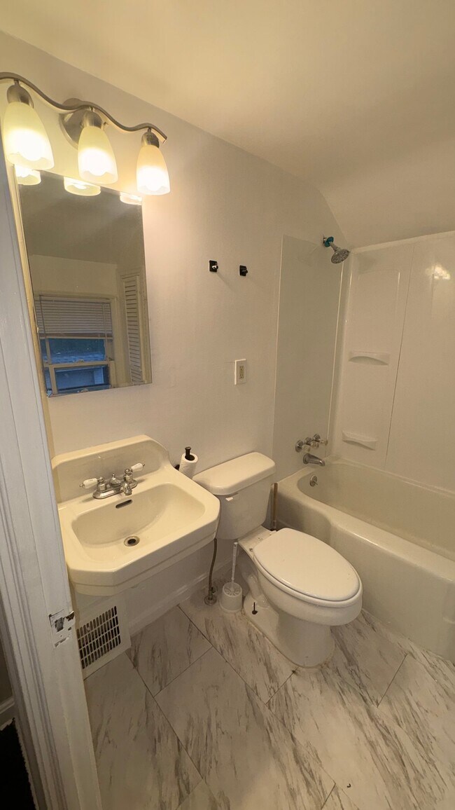 Photo - 5566 Beechwood Ave