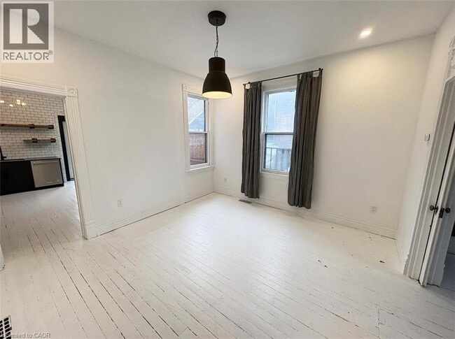 Photo - 164 Catharine St N