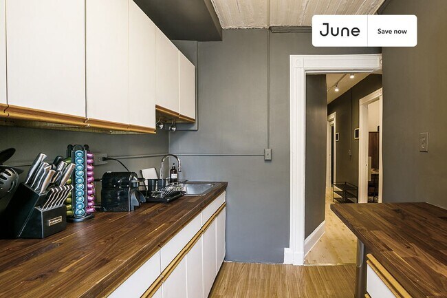 Photo - 336 W 47th St