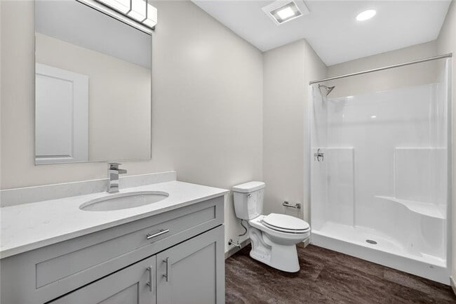 Photo - 1624 Lonsdale Ave