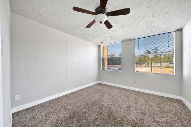 Photo - 28 Lakeway St